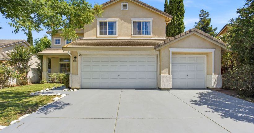 Spacious 5 Bedroom Family Retreat with Pool in Stockton, CA